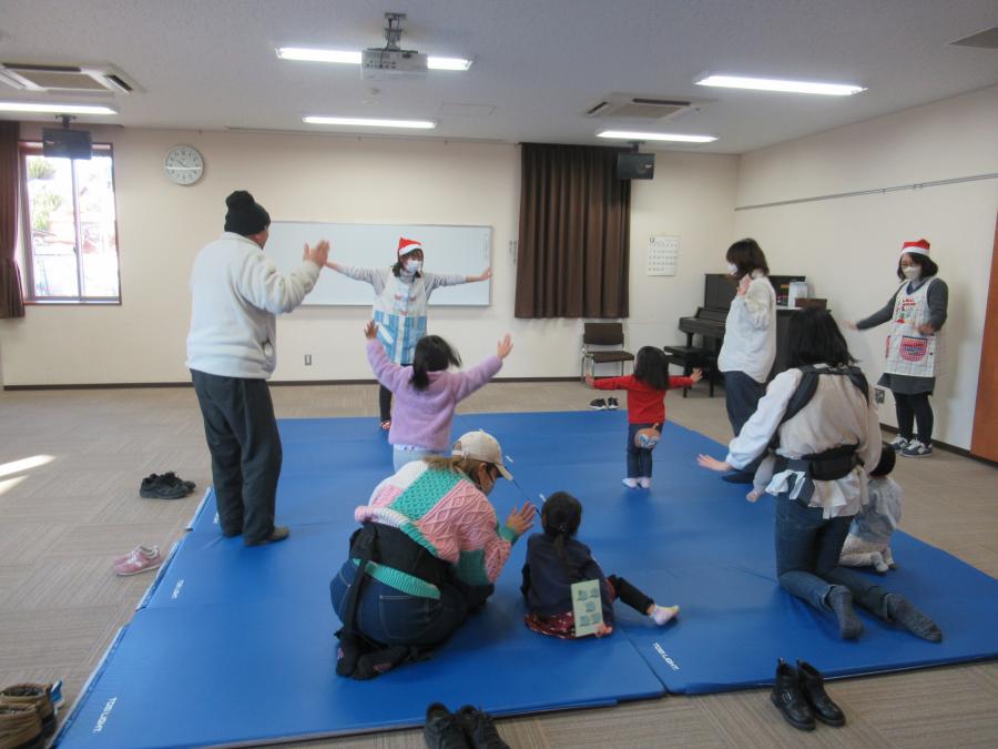 何組かの親子が体操を楽しむ様子