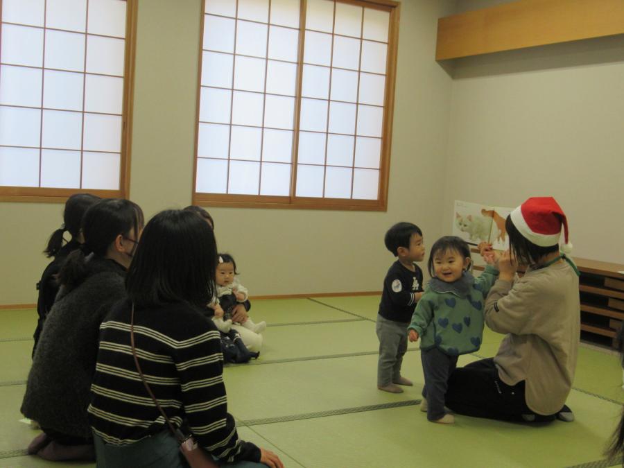 絵本の読み聞かせをしてもらっている親子の様子