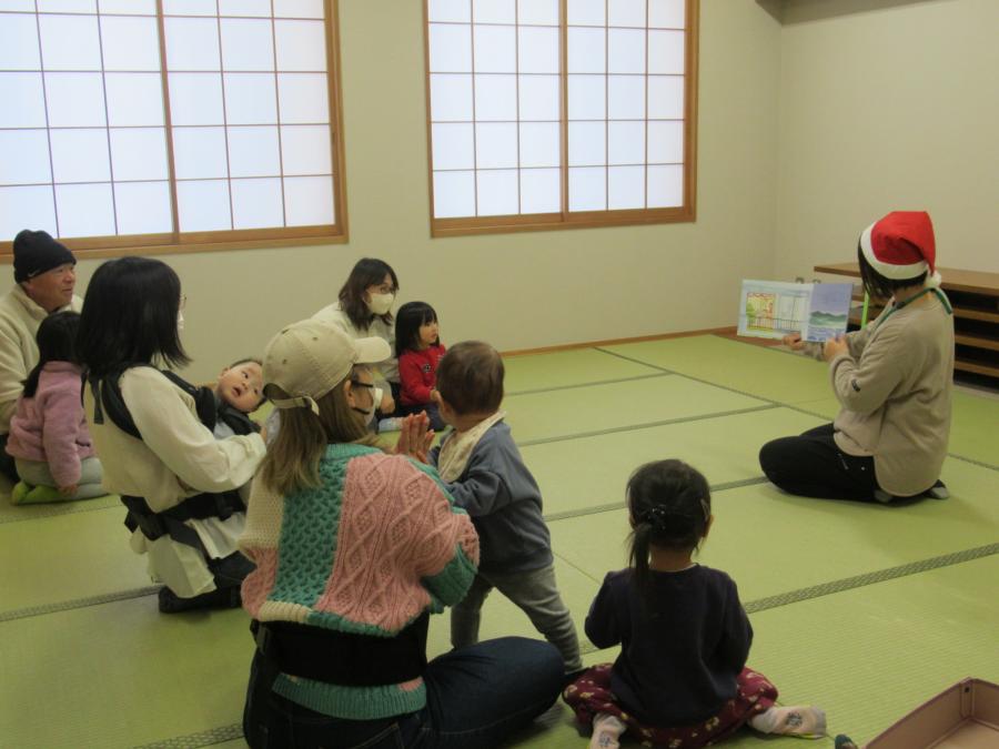 親子で読み聞かせを聞く様子