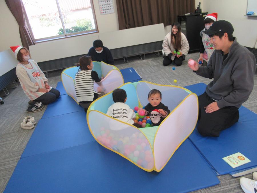 ボールプールに子どもが入って遊んでいる様子