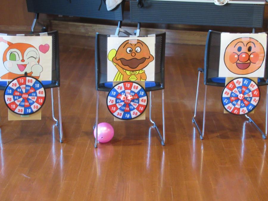 アンパンマンの所にボールを当ててダーツをしている様子