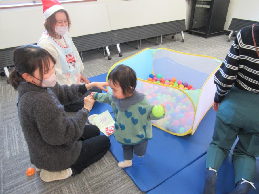 ボールプールから出てきた子どもの様子