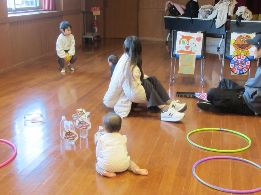 フラフープで遊んでいる親子の様子