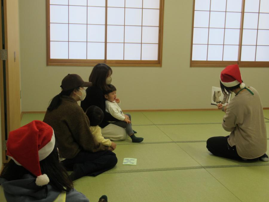 絵本を見る親子の様子