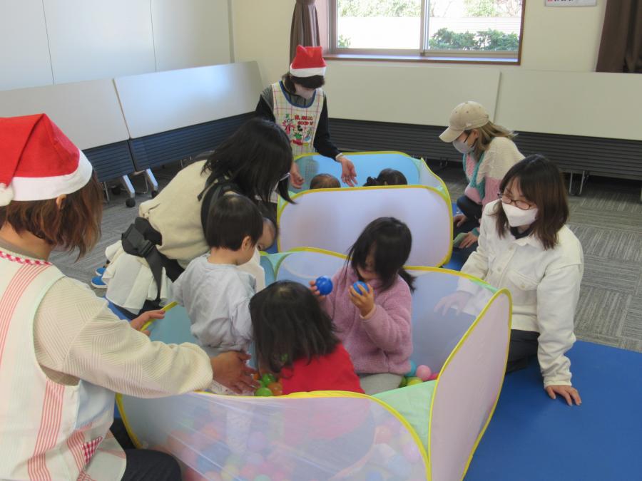 ボールプールで遊んでいる子どもの様子