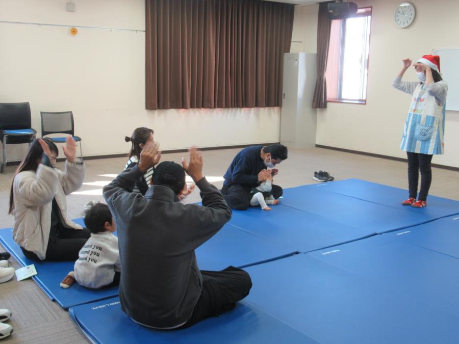 親子で座って体操をしているところ