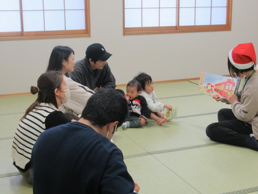 読み聞かせを聞く様子