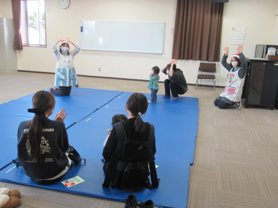 座った親子がそれぞれに体操を楽しんでいる様子