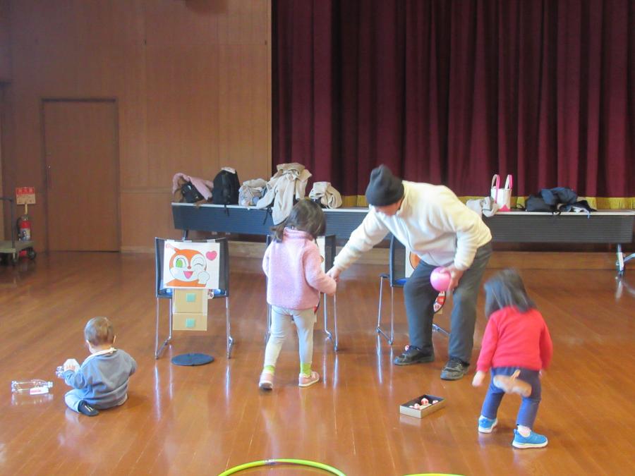 ボールダーツをしている親子の様子