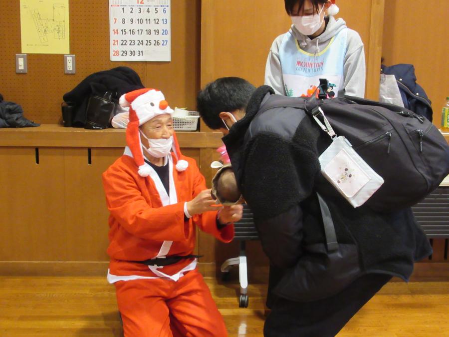 サンタから風車をもらう様子