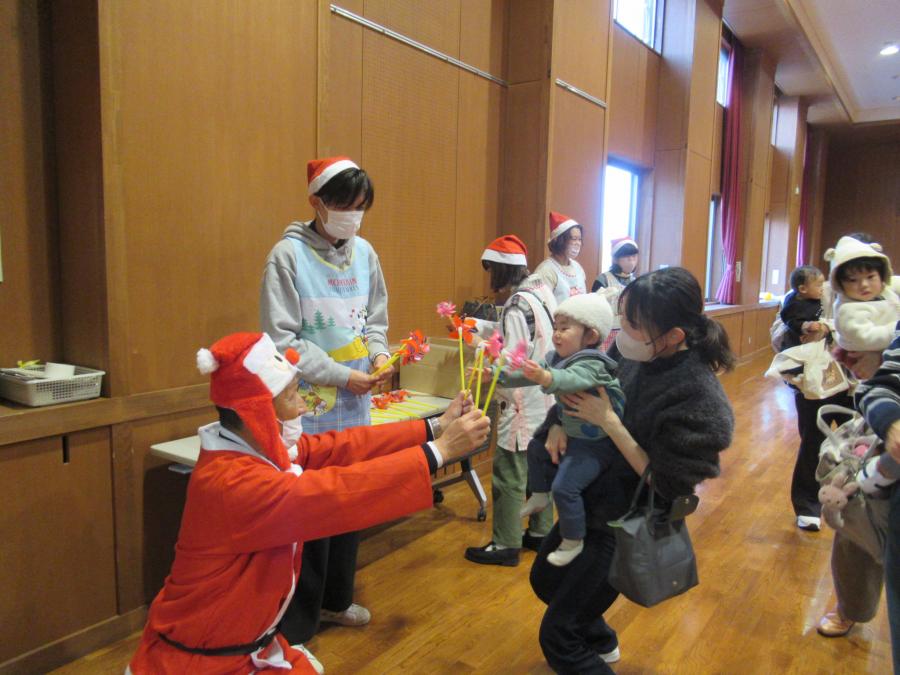 親子で風車をもらうところ