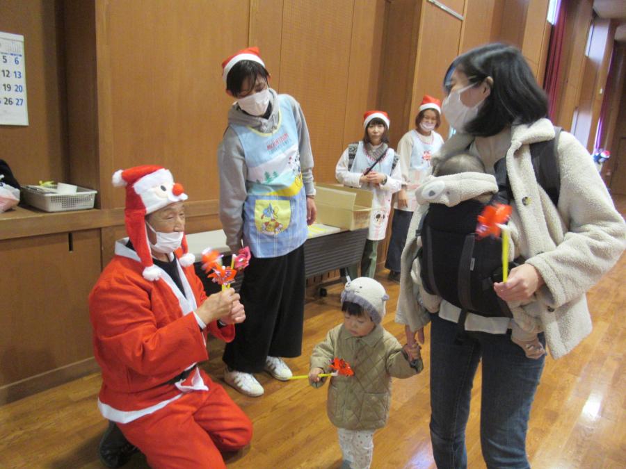 風車をお土産に受け取る親子の様子