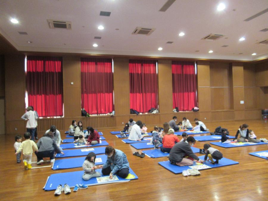 お面を作る親子の様子