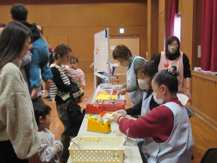 鬼の顔をお面にしているところ