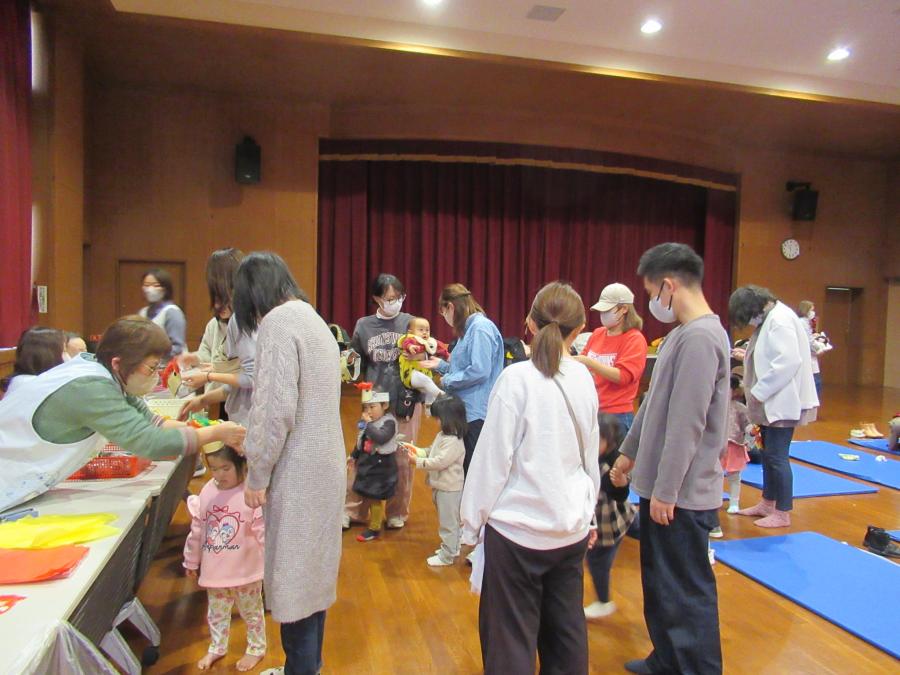 並んで鬼の顔をお面にしている様子