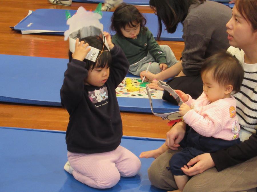 一組の親子が出来上がったお面を付けるところ