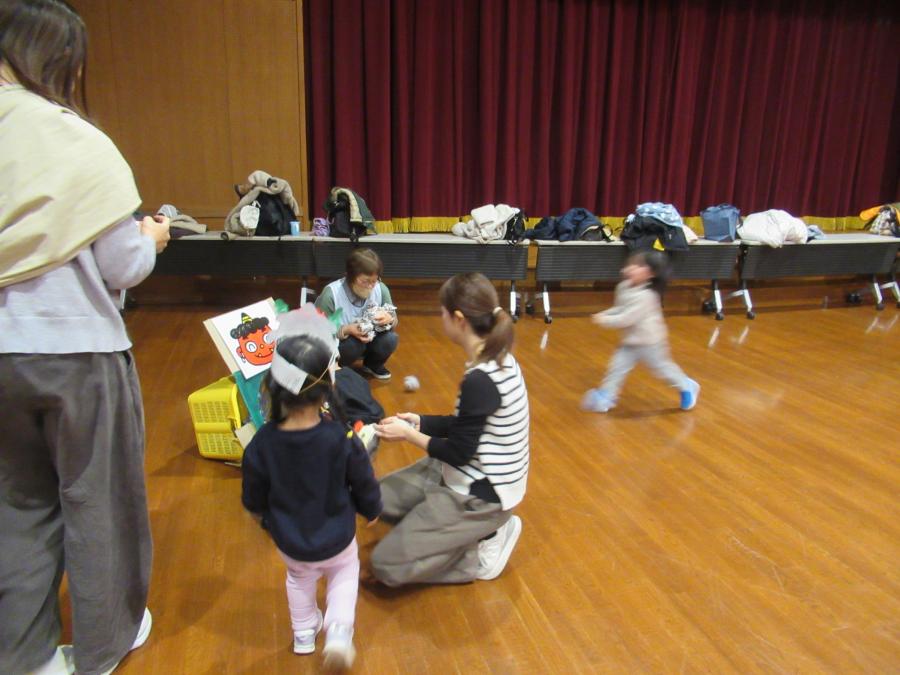 豆まきごっこを楽しむ様子