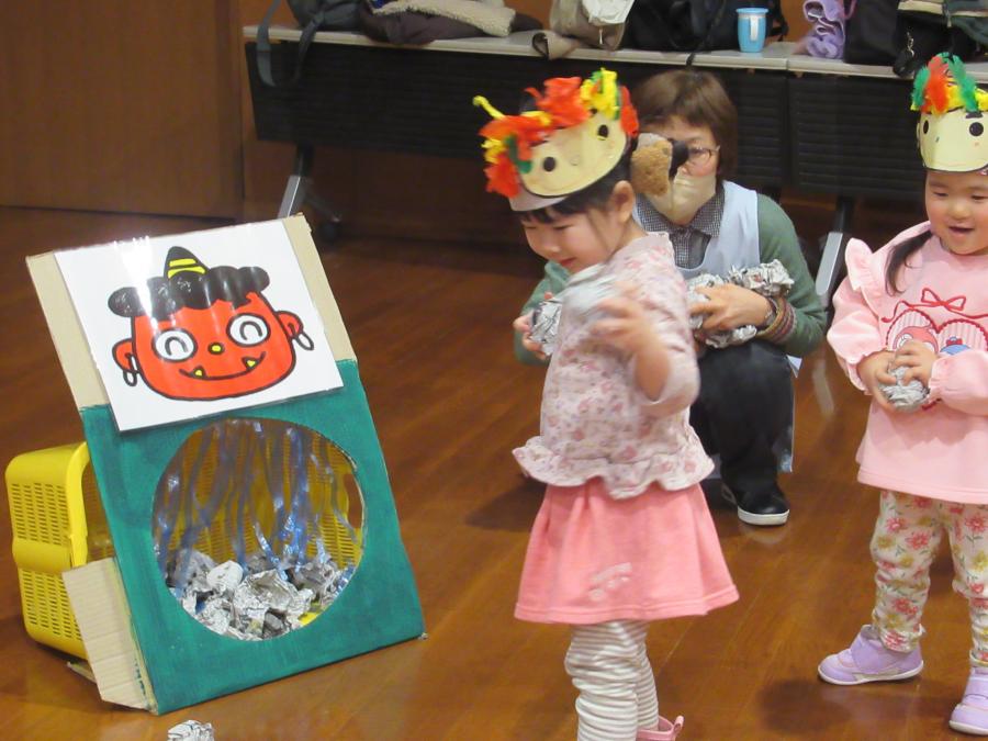 豆まきごっこの遊ぶ様子