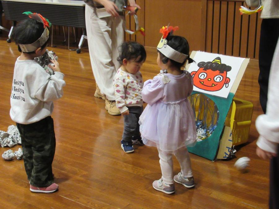 豆まきごっこをしている子ども達の様子