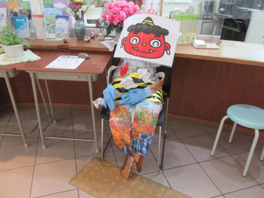 鬼の身体も付いた鬼が椅子に座っているところ