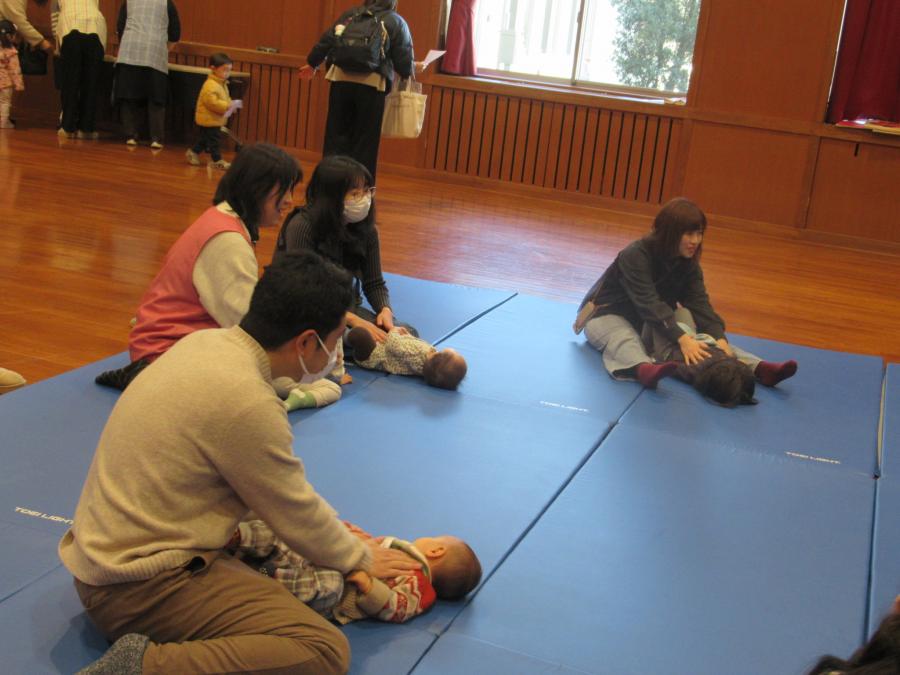 コチョコチョを触れ合い遊びでしている様子