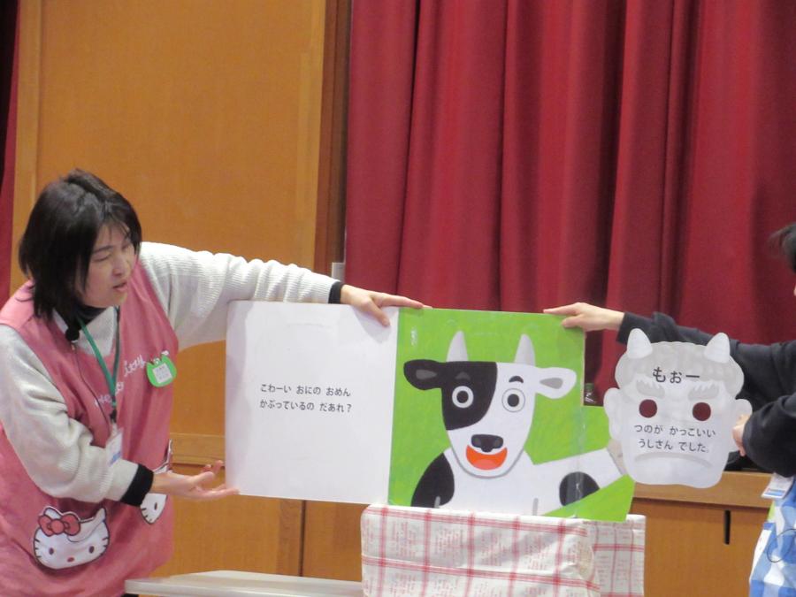 お面が開いて牛が出てきたシーンの写真