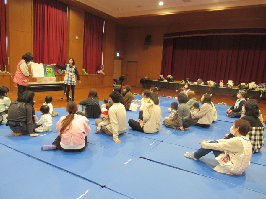 大型絵本でカッパの顔が出ているところ