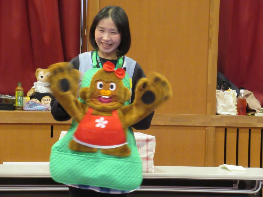 エプロンシアターをやっている講師の先生の様子