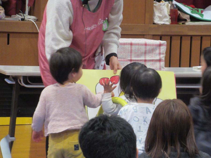 ケーキを食べるふりをしている子ども達の写真