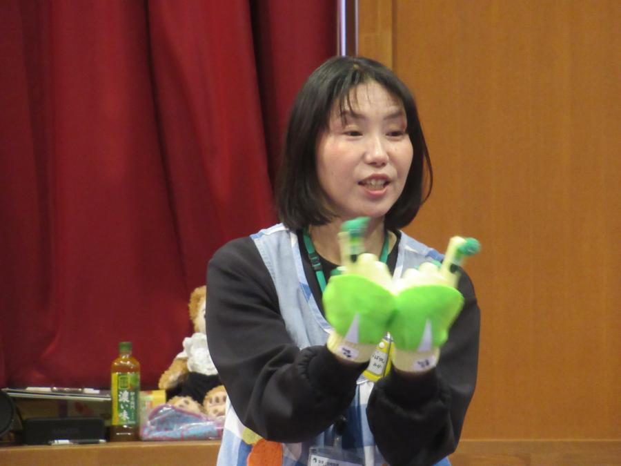 軍手シアターをしている講師の写真