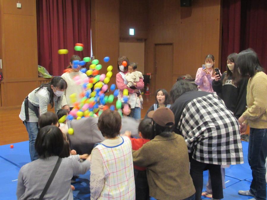 ポップコーンのようにボールを飛ばす様子