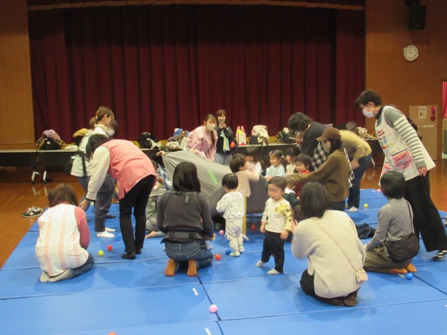 ポップコーンの歌で遊ぶ様子