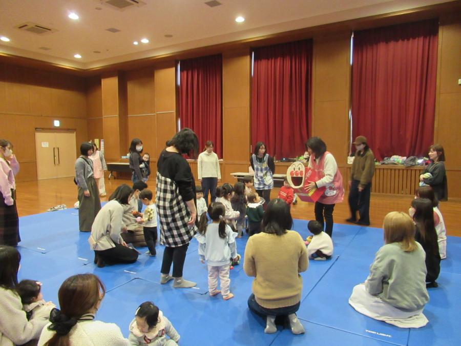 アンパンマンとバイキンマンの箱にいろいろな食べ物を入れる子ども達の様子