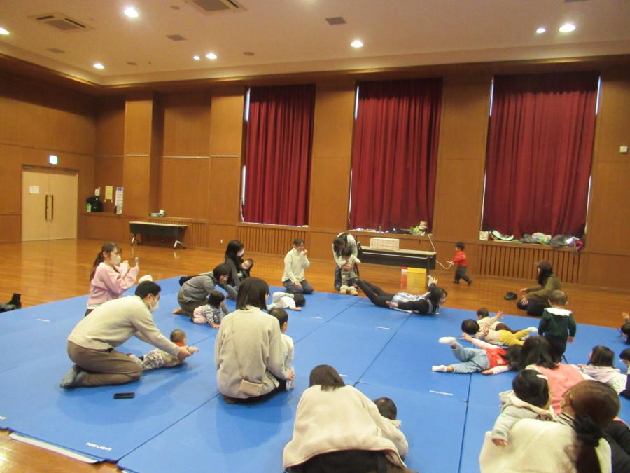 ピカピカブーの途中、床で飛行機のように飛んでいるところ