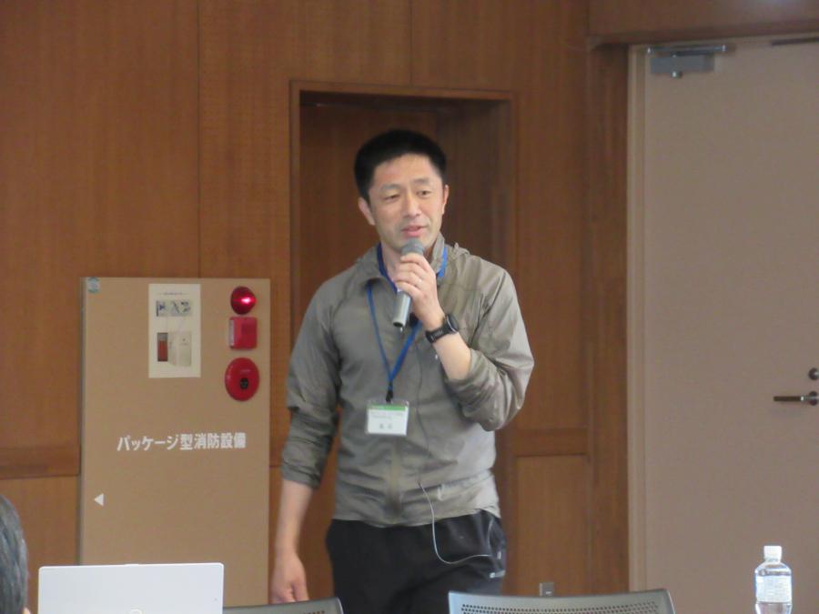 講師が話す様子の写真