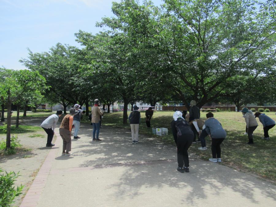 大豆島公園で歩く前の準備体操をしているところ