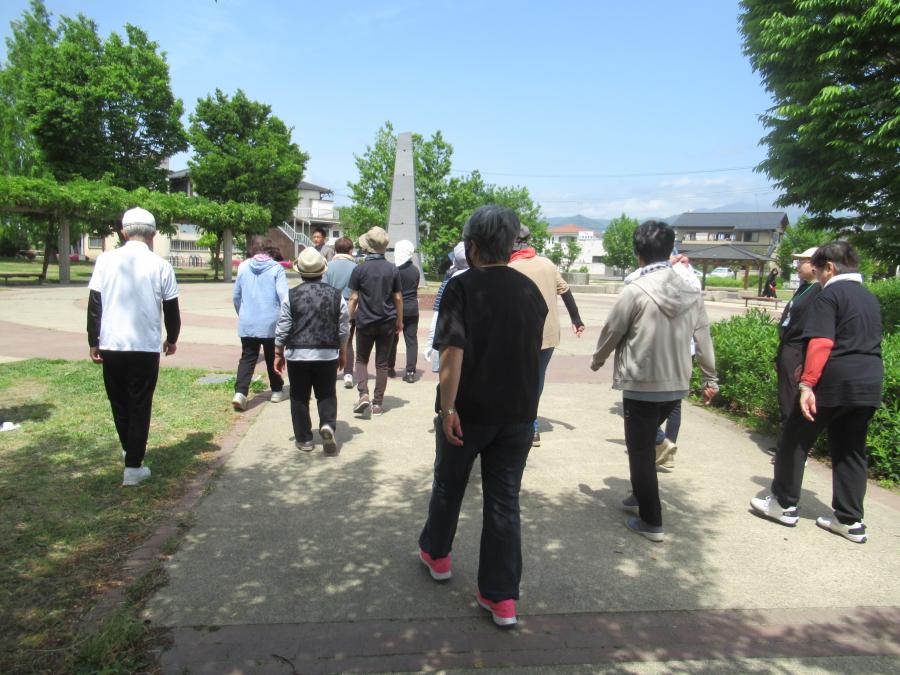 公園を歩く受講者の様子