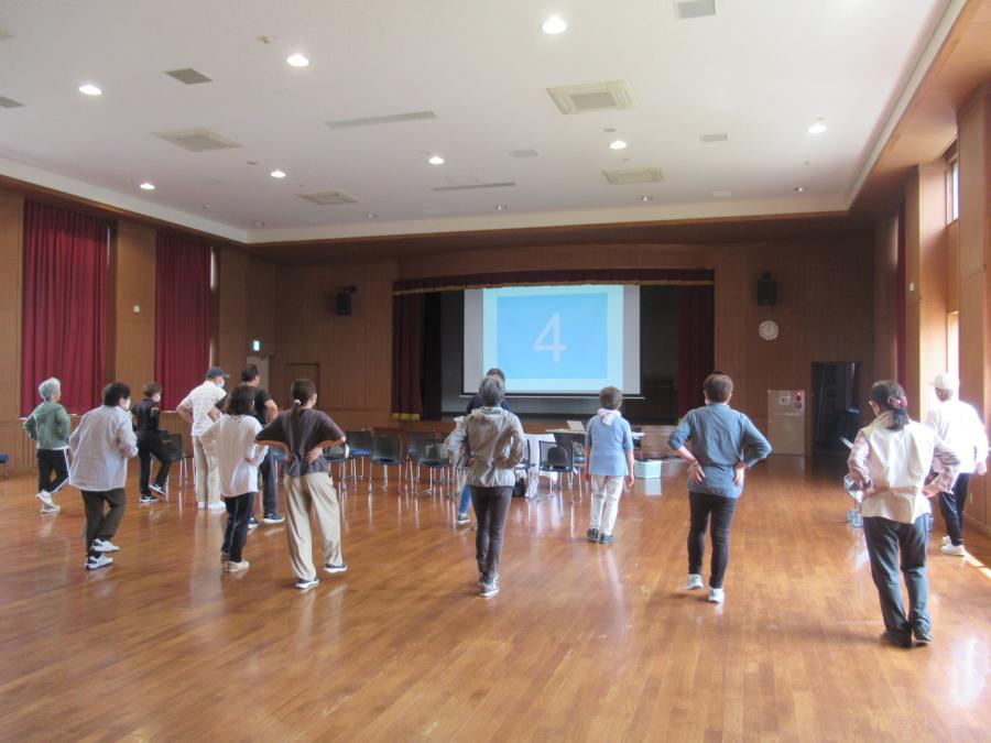 片足立ちをしている参加者の様子
