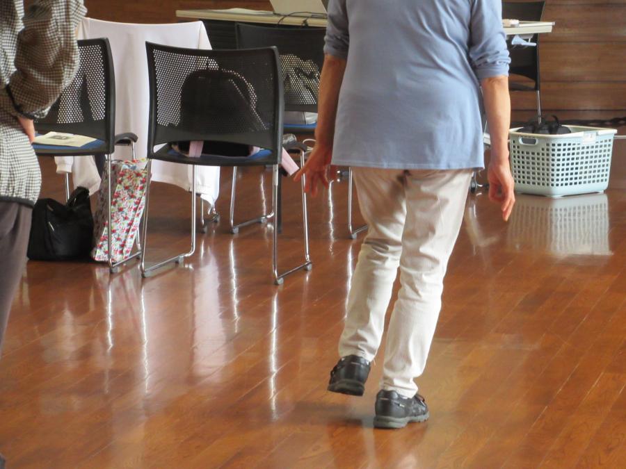 片足立ちしている受講者の一人の様子