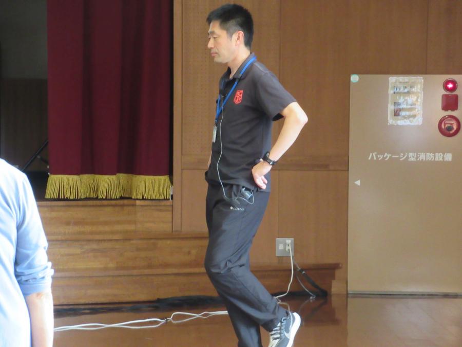 講師が片足立ちをしているところ