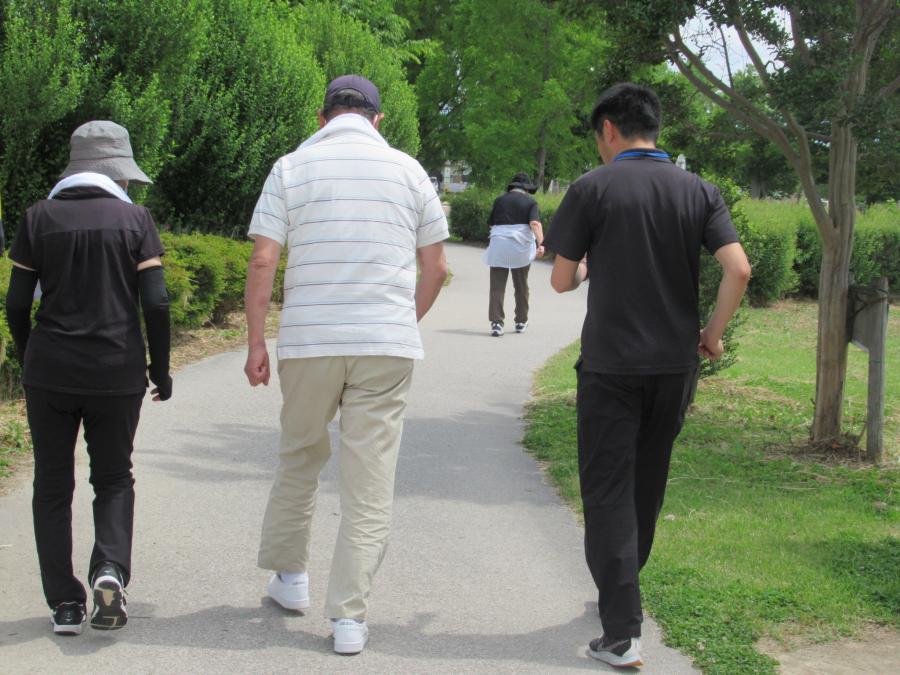 講師と話しながら歩く様子