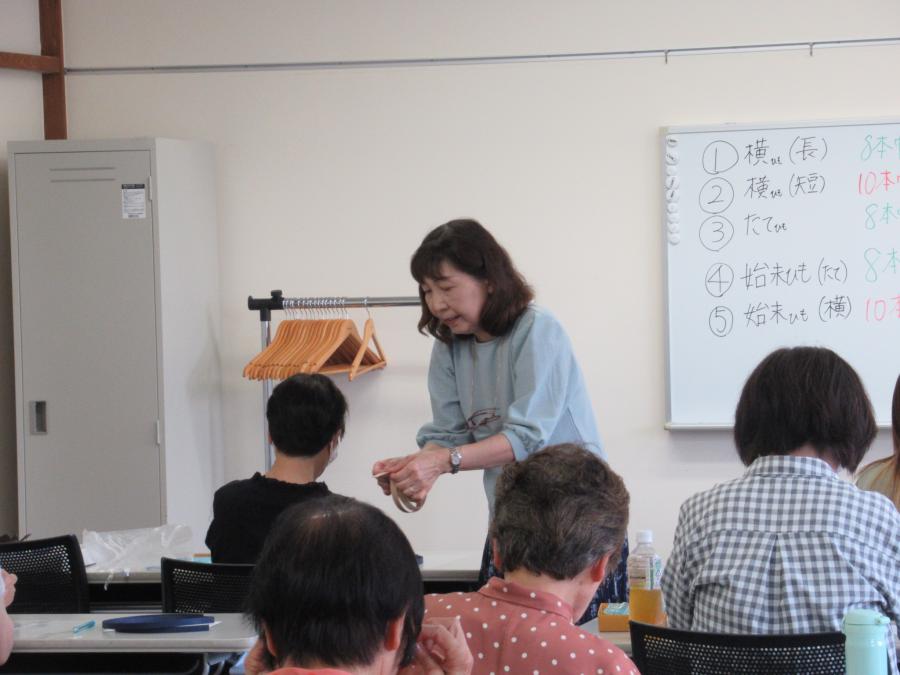 講師が編み方を指導している様子