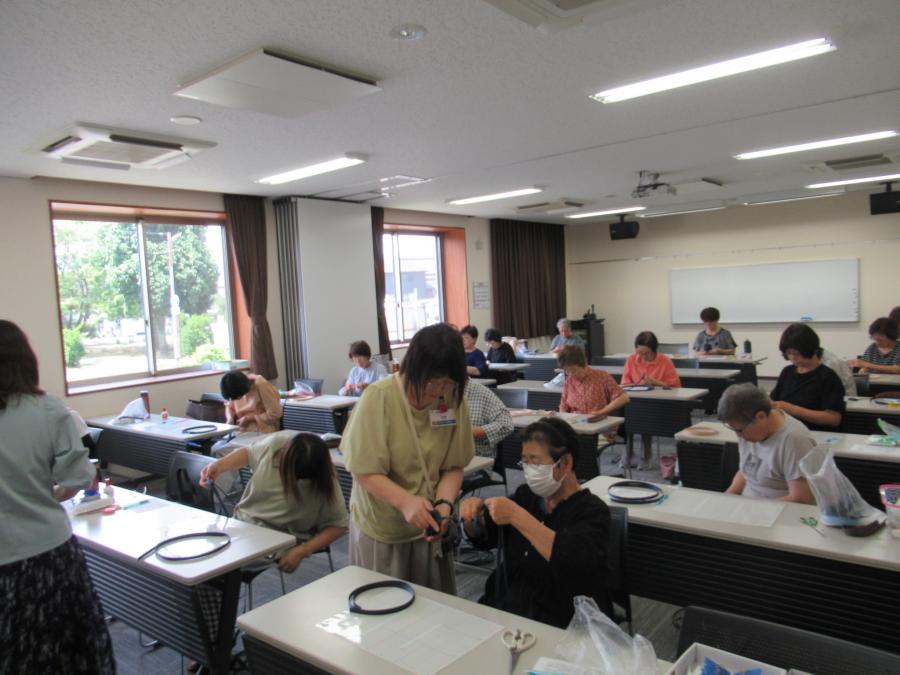 講師が指導しながら受講者回るところ回るところ