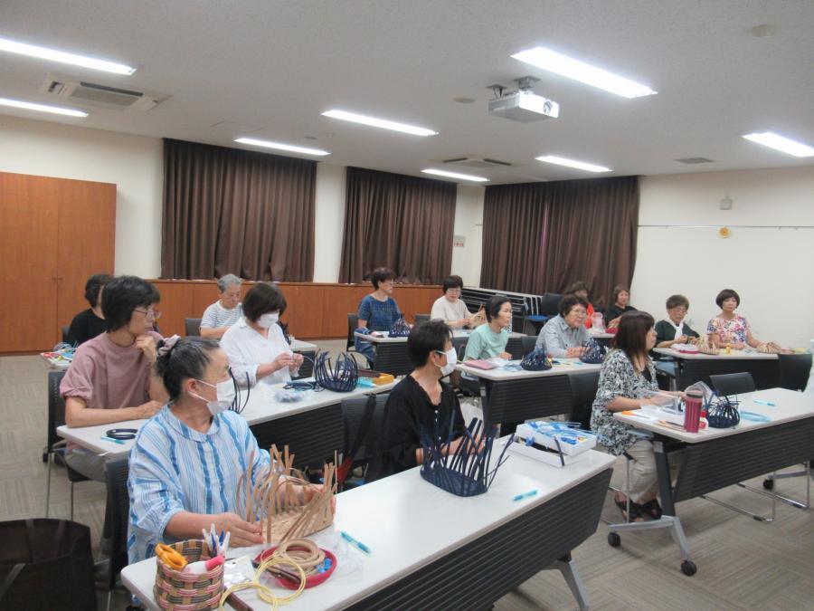 横部分を編む受講者の様子