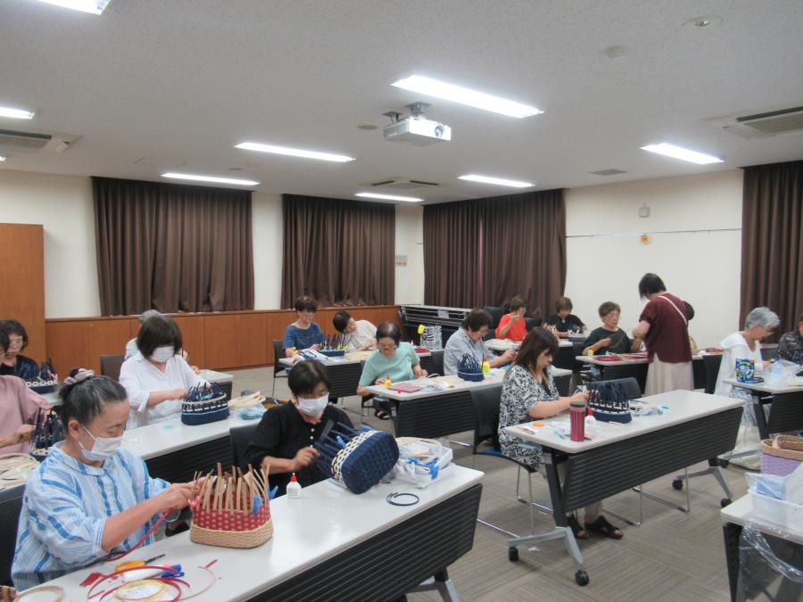 仕上げに向けてそれぞれに編む様子