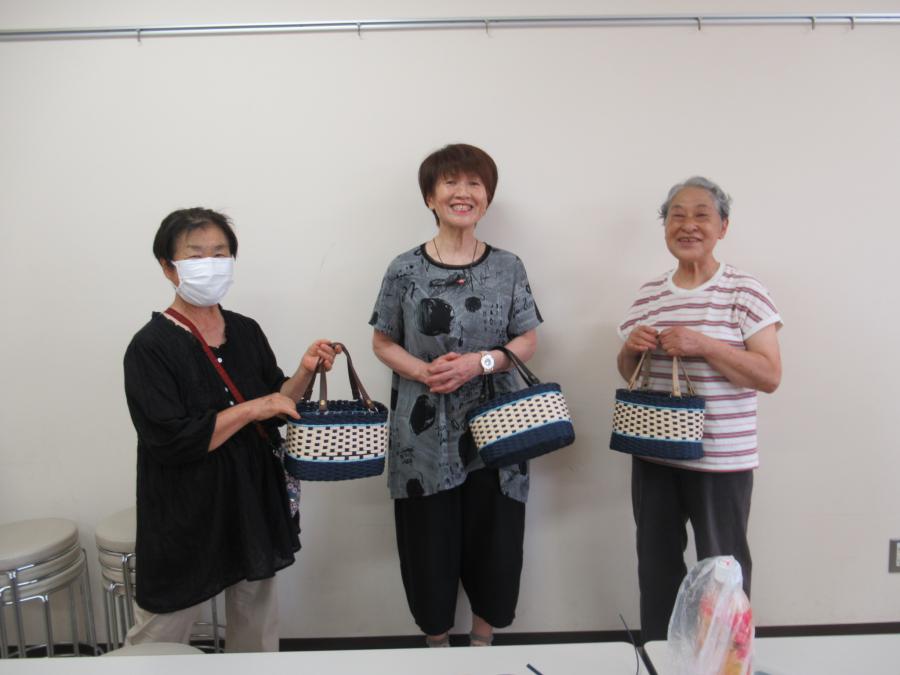 三人の女性が自分で作ったバッグを持って撮った写真