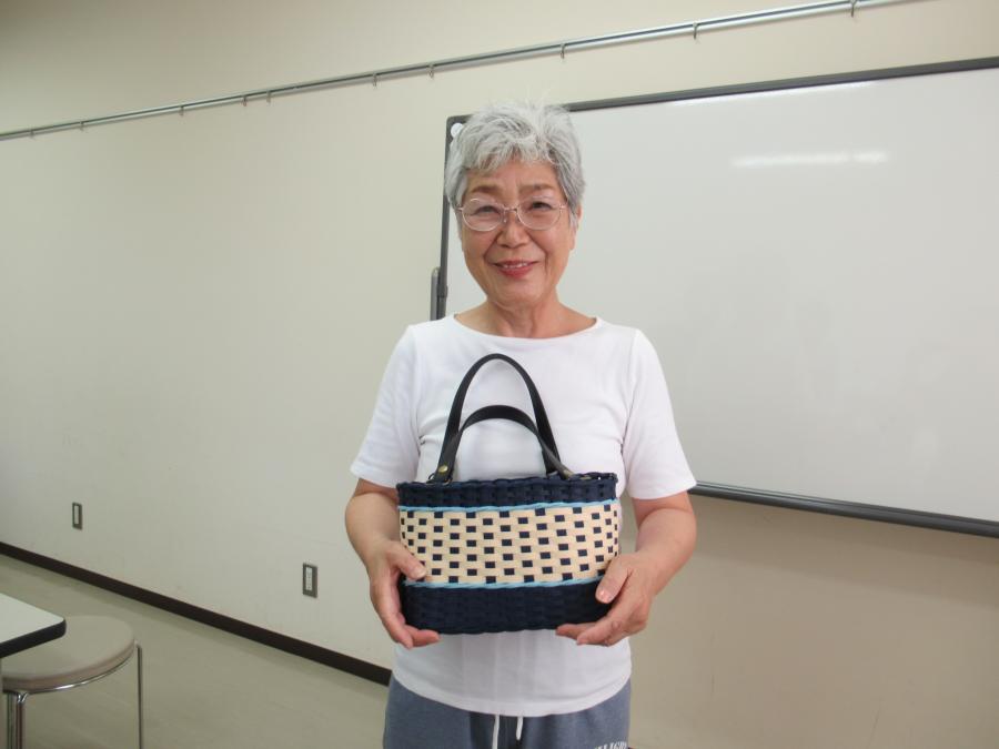 仕上がったバッグを持っている様子