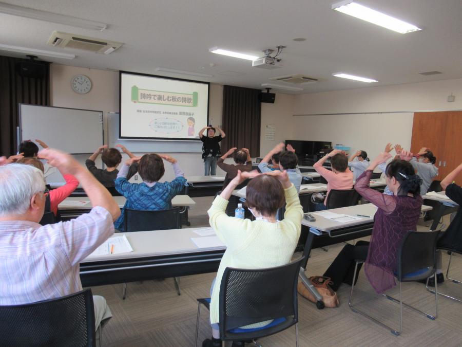 信濃国に合わせて体操をする様子