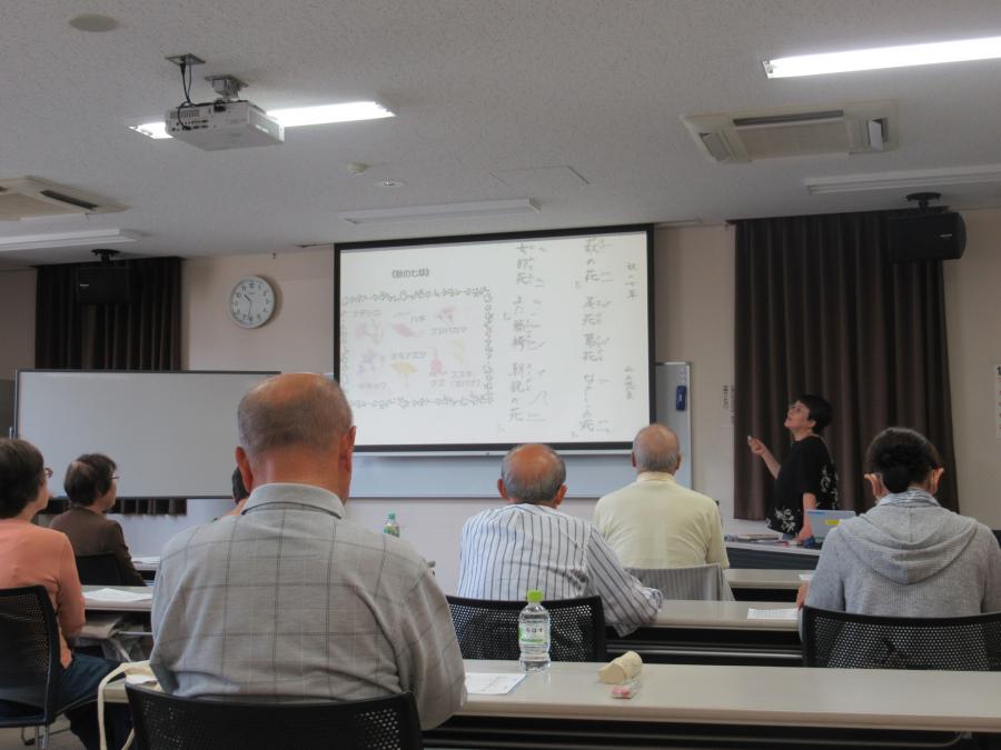 秋の七草を詩吟で鑑賞している様子