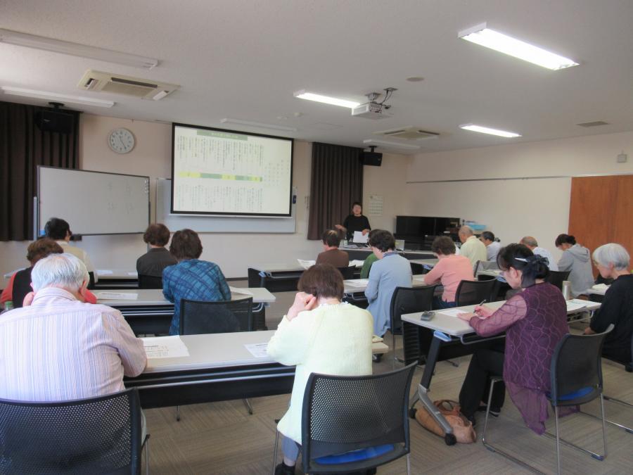 受講者の講師と一緒に吟じている様子